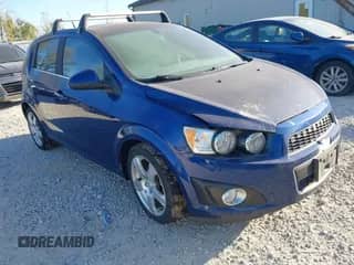 2014 Chevrolet Sonic LTZ z VIN 1G1JE6SB3E4180073, wystawiony jako IAAI lot #43552707 z przebiegiem 93 761 mil mil oraz . Historia ofert i sprzedaży dostępna na DreamBid. Obrazek 1.