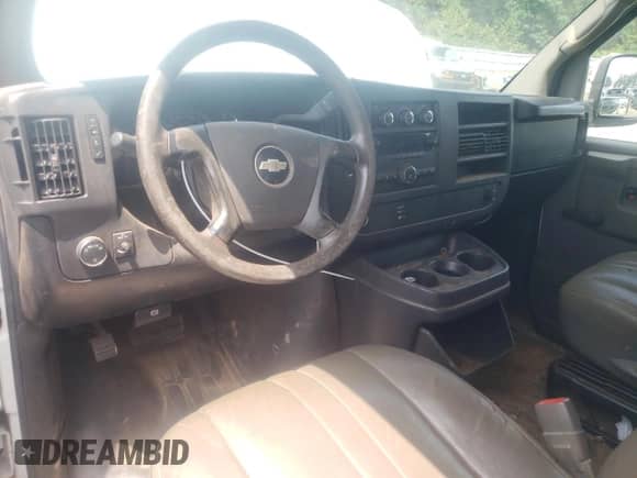 2010 Chevrolet Express Cargo z VIN 1GCZGFBA0A1107010, wystawiony jako Copart lot #68525544 z przebiegiem 183 399 mil mil oraz Szkoda całkowita • Salvage title. Historia ofert i sprzedaży dostępna na DreamBid. Obrazek 8.