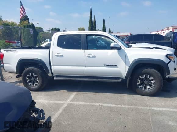 2018 Toyota Tacoma SR5 с VIN 3TMAZ5CN4JM062479, выставлен на аукционе IAAI как лот 42999799 с пробегом 106 090 миль миль и . История ставок и продаж доступна на DreamBid. Изображение 14.