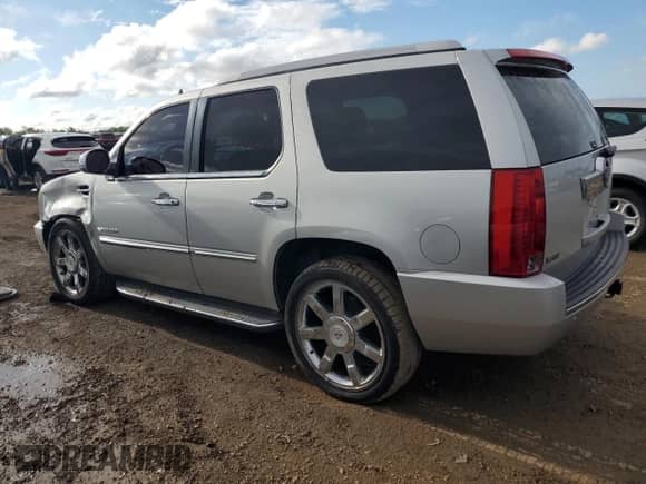 2010 Cadillac Escalade Luxury with VIN 1GYUKBEF4AR186007, listed as a Copart auction lot 68947085 with 178,235 mi miles and Salvage title. Bid and sale history available at DreamBid. Image 2.