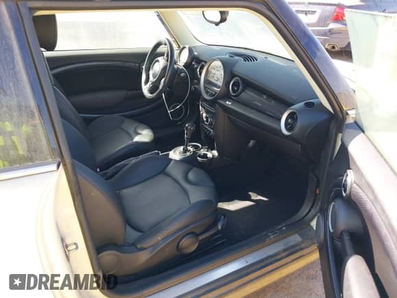 2013 MINI Hardtop S с VIN WMWSV3C50DT389890, выставлен на аукционе IAAI как лот 43153997 с пробегом 132 527 миль миль и . История ставок и продаж доступна на DreamBid. Изображение 5.