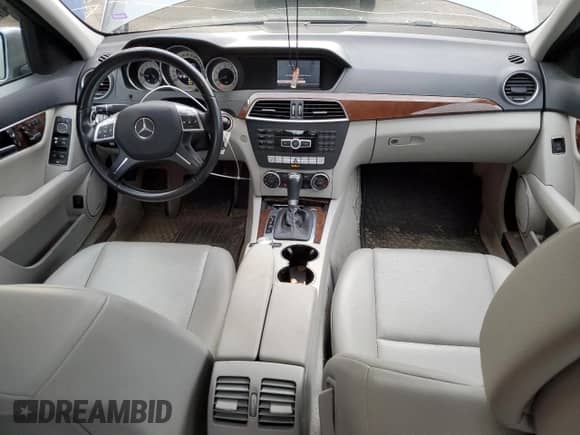 2013 Mercedes-Benz C 300 Sport z VIN WDDGF8AB2DG132238, wystawiony jako Copart lot #54061085 z przebiegiem 91 480 mil mil oraz Szkoda całkowita • Salvage title. Historia ofert i sprzedaży dostępna na DreamBid. Obrazek 8.