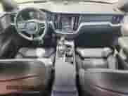 2019 Volvo S60 R-Design z VIN 7JR102FM0KG000523, wystawiony jako Copart lot #63317765 z przebiegiem 32 405 mil mil oraz Czysty tytuł • Clean title. Historia ofert i sprzedaży dostępna na DreamBid. Obrazek 8.
