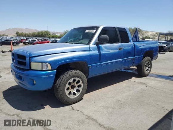 2000 Dodge 1500 z VIN 3B7HF13Z9YM214706, wystawiony jako Copart lot #61821855 z przebiegiem 223 734 mil mil oraz Szkoda całkowita • Salvage title. Historia ofert i sprzedaży dostępna na DreamBid. Obrazek 1.