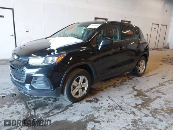 2021 Chevrolet Trax LS z VIN KL7CJNSB9MB349977, wystawiony jako IAAI lot #41657689 z przebiegiem 142 633 mil mil oraz . Historia ofert i sprzedaży dostępna na DreamBid. Obrazek 2.