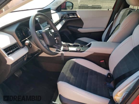 2025 Mitsubishi Outlander SE с VIN JA4J4VA8XSZ016757, выставлен на аукционе Copart как лот 84416195 с пробегом 2 636 миль миль и Списание • Salvage title. История ставок и продаж доступна на DreamBid. Изображение 7.