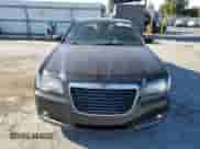 2013 Chrysler 300 S z VIN 2C3CCABG5DH504828, wystawiony jako Copart lot #71170535 z przebiegiem 178 596 mil mil oraz Szkoda całkowita • Salvage title. Historia ofert i sprzedaży dostępna na DreamBid. Obrazek 5.
