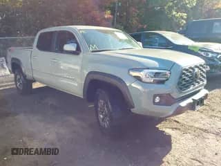 2023 Toyota Tacoma SR5 z VIN 3TMDZ5BNXPM157930, wystawiony jako IAAI lot #43476445 z przebiegiem 12 297 mil mil oraz . Historia ofert i sprzedaży dostępna na DreamBid. Obrazek 1.
