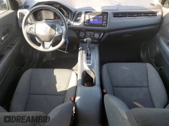 2020 Honda HR-V LX z VIN 3CZRU6H33LM715718, wystawiony jako Copart lot #81267695 z przebiegiem 56 443 mil mil oraz Szkoda całkowita • Salvage title. Historia ofert i sprzedaży dostępna na DreamBid. Obrazek 8.