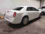 2013 Chrysler 300 C z VIN 2C3CCAKT5DH667072, wystawiony jako IAAI lot #41551843 z przebiegiem 181 649 mil mil oraz . Historia ofert i sprzedaży dostępna na DreamBid. Obrazek 4.