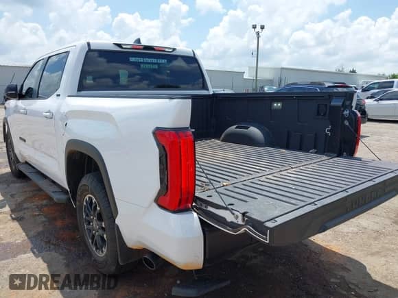 2025 Toyota Tundra SR5 z VIN 5TFLA5DB8SX265813, wystawiony jako IAAI lot #42659945 z przebiegiem 6 241 mil mil oraz . Historia ofert i sprzedaży dostępna na DreamBid. Obrazek 3.