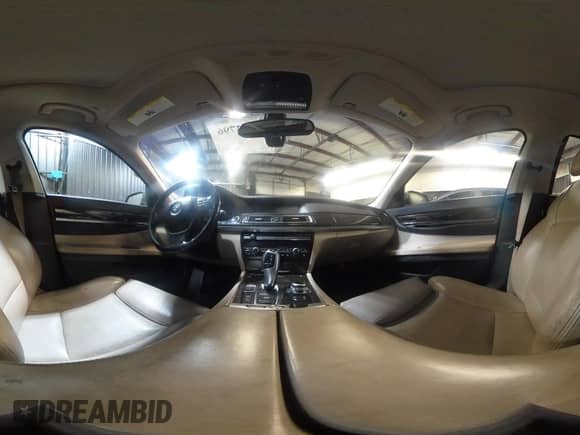 2012 BMW 7 Series 750i xDrive z VIN WBAKC6C58CC397015, wystawiony jako IAAI lot #41283796 z przebiegiem 100 544 mil mil oraz . Historia ofert i sprzedaży dostępna na DreamBid. Obrazek 20.