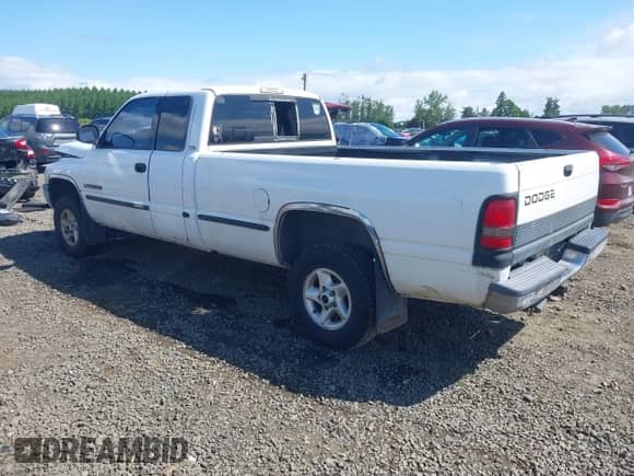 1998 Dodge 1500 z VIN 3B7HF13Z6WG212696, wystawiony jako IAAI lot #42286685 z przebiegiem 183 081 mil mil oraz . Historia ofert i sprzedaży dostępna na DreamBid. Obrazek 3.