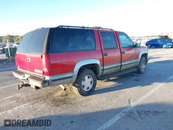1997 Chevrolet Suburban z VIN 3GNFK16R0VG107804, wystawiony jako IAAI lot #43476284 z przebiegiem 147 435 mil mil oraz . Historia ofert i sprzedaży dostępna na DreamBid. Obrazek 4.