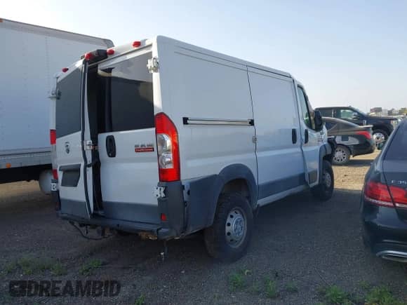 2017 Ram ProMaster Cargo z VIN 3C6TRVNG5HE501594, wystawiony jako IAAI lot #39391251 z przebiegiem 69 012 mil mil oraz . Historia ofert i sprzedaży dostępna na DreamBid. Obrazek 4.