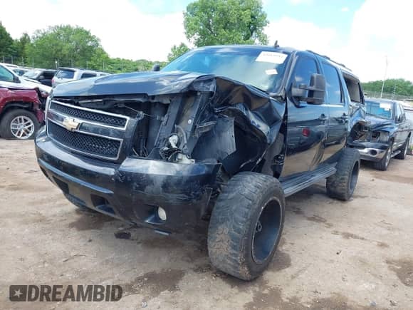 2010 Chevrolet Suburban LT z VIN 1GNUCJE08AR133987, wystawiony jako IAAI lot #42413997 z przebiegiem 268 401 mil mil oraz . Historia ofert i sprzedaży dostępna na DreamBid. Obrazek 2.