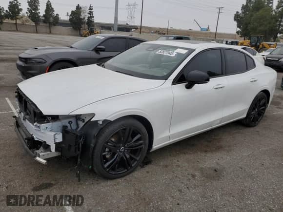 2024 Volvo S60 Plus Black Edition z VIN 7JRL12FHXRG281975, wystawiony jako Copart lot #52827945 z przebiegiem Nie podano mil oraz Szkoda całkowita • Salvage title. Historia ofert i sprzedaży dostępna na DreamBid. Obrazek 1.