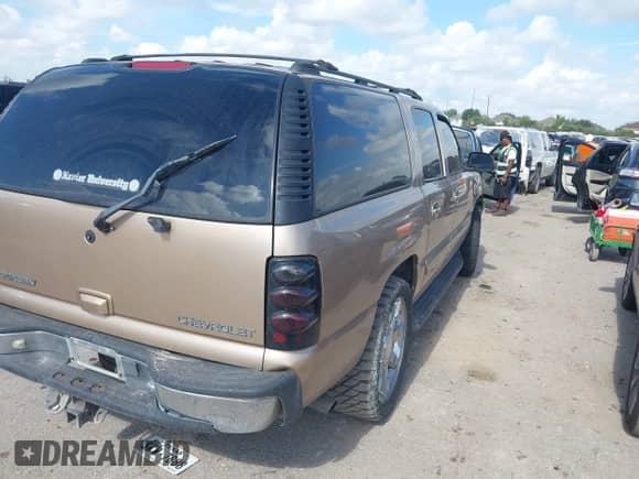 2000 Chevrolet Suburban LS with VIN 3GNEC16T7YG116198, listed as a IAAI auction lot 42574090 with 386,173 mi miles and . Bid and sale history available at DreamBid. Image 4.
