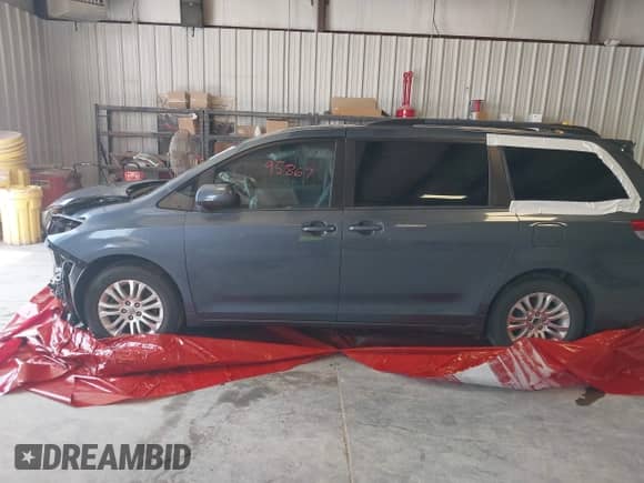 2014 Toyota Sienna XLE z VIN 5TDYK3DC2ES500586, wystawiony jako IAAI lot #41995867 z przebiegiem 148 861 mil mil oraz . Historia ofert i sprzedaży dostępna na DreamBid. Obrazek 14.