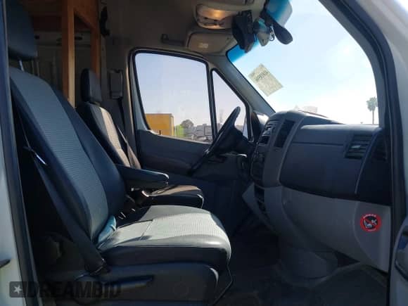 2008 Dodge Sprinter z VIN WD0PE745985244315, wystawiony jako IAAI lot #41818596 z przebiegiem 194 421 mil mil oraz . Historia ofert i sprzedaży dostępna na DreamBid. Obrazek 5.