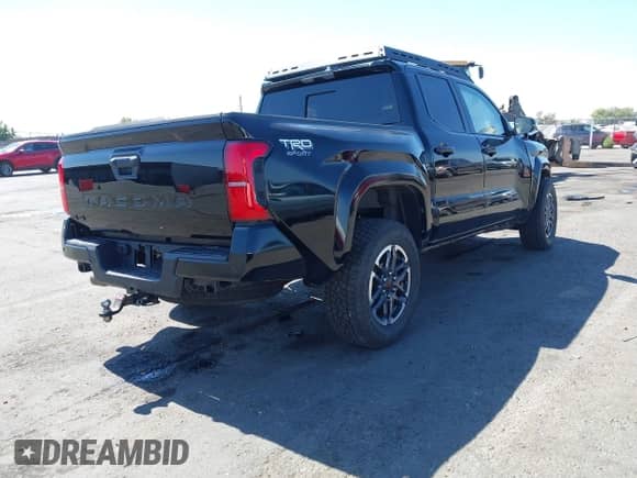 2024 Toyota Tacoma SR5 z VIN 3TMLB5JN5RM077620, wystawiony jako IAAI lot #43221023 z przebiegiem 11 482 mil mil oraz . Historia ofert i sprzedaży dostępna na DreamBid. Obrazek 4.