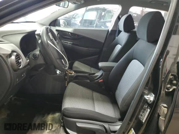 2019 Hyundai Kona SE z VIN KM8K12AAXKU208418, wystawiony jako Copart lot #67071285 z przebiegiem 42 809 mil mil oraz Czysty tytuł • Clean title. Historia ofert i sprzedaży dostępna na DreamBid. Obrazek 7.