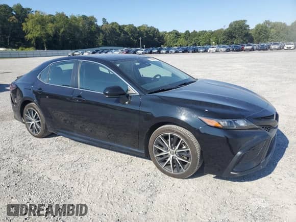 2021 Toyota Camry SE Nightshade z VIN 4T1G11AK8MU591870, wystawiony jako Copart lot #71969245 z przebiegiem 105 910 mil mil oraz Szkoda całkowita • Salvage title. Historia ofert i sprzedaży dostępna na DreamBid. Obrazek 4.