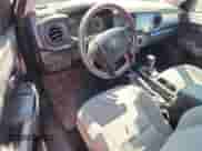 2022 Toyota Tacoma SR z VIN 3TYSZ5AN0NT082424, wystawiony jako Copart lot #65411225 z przebiegiem 22 506 mil mil oraz Szkoda całkowita • Salvage title. Historia ofert i sprzedaży dostępna na DreamBid. Obrazek 8.