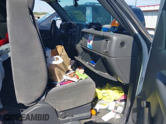 2005 Chevrolet Silverado 1500 Work Truck z VIN 1GCEC14X95Z281499, wystawiony jako IAAI lot #43270488 z przebiegiem 147 465 mil mil oraz . Historia ofert i sprzedaży dostępna na DreamBid. Obrazek 5.