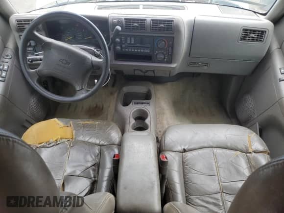 1996 Chevrolet Blazer with VIN 1GNDT13W5T2180946, listed as a Copart auction lot 71750055 with 273,984 mi miles and Salvage title. Bid and sale history available at DreamBid. Image 8.