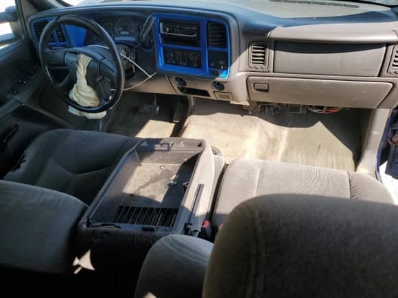 2003 Chevrolet Silverado 2500HD LT z VIN 1GCHK29183E120978, wystawiony jako Copart lot #81241735 z przebiegiem 306 355 mil mil oraz Szkoda całkowita • Salvage title. Historia ofert i sprzedaży dostępna na DreamBid. Obrazek 8.