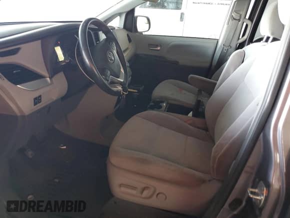 2017 Toyota Sienna LE z VIN 5TDJZ3DC9HS186663, wystawiony jako Copart lot #56946745 z przebiegiem 152 206 mil mil oraz Szkoda całkowita • Salvage title. Historia ofert i sprzedaży dostępna na DreamBid. Obrazek 7.