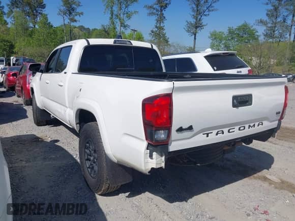 2021 Toyota Tacoma SR5 z VIN 3TYDZ5BN7MT003983, wystawiony jako IAAI lot #42052633 z przebiegiem 60 390 mil mil oraz . Historia ofert i sprzedaży dostępna na DreamBid. Obrazek 3.