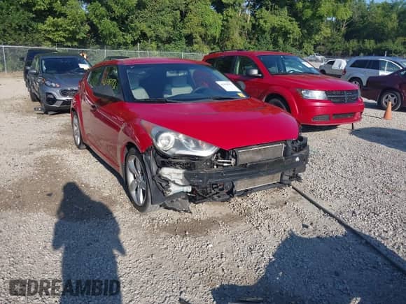 2013 Hyundai Veloster w/Black Int z VIN KMHTC6ADXDU128703, wystawiony jako IAAI lot #42998372 z przebiegiem 138 482 mil mil oraz . Historia ofert i sprzedaży dostępna na DreamBid. Obrazek 1.