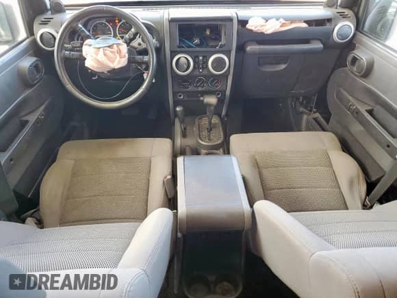 2008 Jeep Wrangler Unlimited Sahara z VIN 1J4GA59138L573998, wystawiony jako Copart lot #84801365 z przebiegiem 156 855 mil mil oraz Czysty tytuł • Clean title. Historia ofert i sprzedaży dostępna na DreamBid. Obrazek 8.