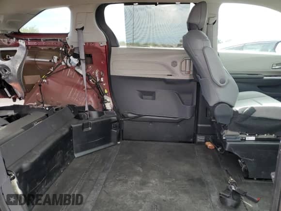 2024 Toyota Sienna XLE z VIN 5TDJRKEC3RS221417, wystawiony jako Copart lot #70290225 z przebiegiem 2 886 mil mil oraz Szkoda całkowita • Salvage title. Historia ofert i sprzedaży dostępna na DreamBid. Obrazek 11.