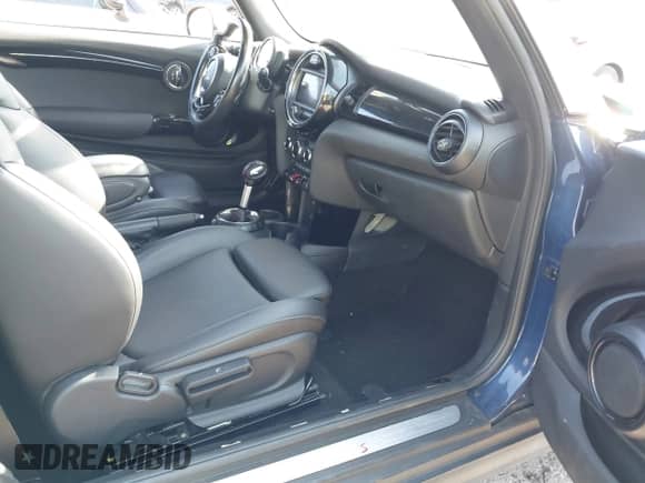 2017 MINI Hardtop Cooper S z VIN WMWXP7C58H3B93583, wystawiony jako IAAI lot #42697410 z przebiegiem 75 687 mil mil oraz . Historia ofert i sprzedaży dostępna na DreamBid. Obrazek 5.
