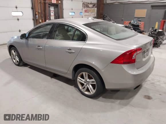 2014 Volvo S60 T5 z VIN YV1612FH0E2294327, wystawiony jako IAAI lot #43466932 z przebiegiem 184 941 mil mil oraz . Historia ofert i sprzedaży dostępna na DreamBid. Obrazek 3.