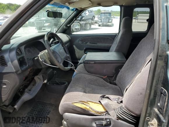 2001 Dodge 1500 z VIN 3B7HF13Y01M290375, wystawiony jako Copart lot #67632795 z przebiegiem 274 034 mil mil oraz Szkoda całkowita • Salvage title. Historia ofert i sprzedaży dostępna na DreamBid. Obrazek 7.
