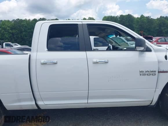 2018 Ram 1500 Big Horn z VIN 1C6RR7GT6JS106942, wystawiony jako IAAI lot #42497190 z przebiegiem 228 132 mil mil oraz . Historia ofert i sprzedaży dostępna na DreamBid. Obrazek 13.