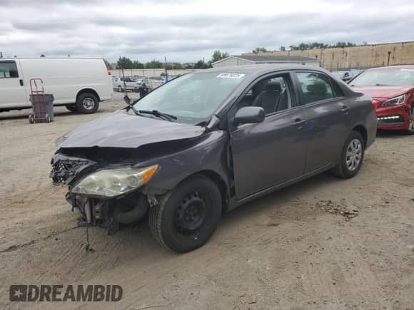 2011 Toyota Corolla L z VIN 2T1BU4EE3BC719941, wystawiony jako Copart lot #69679225 z przebiegiem 108 818 mil mil oraz Szkoda całkowita • Salvage title. Historia ofert i sprzedaży dostępna na DreamBid. Obrazek 1.