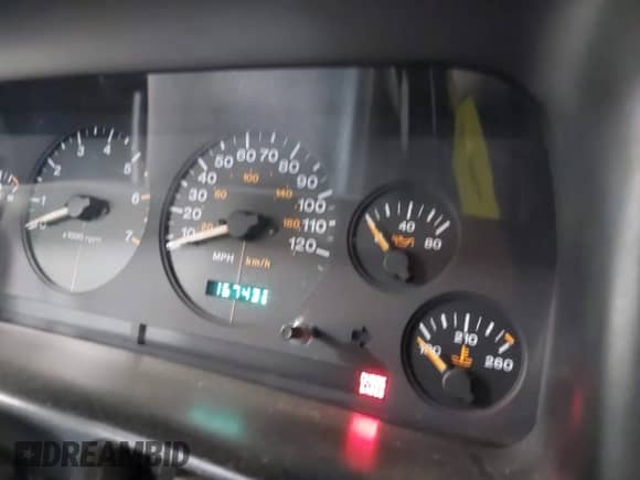 1996 Jeep Grand Cherokee Laredo z VIN 1J4GZ58S5TC293897, wystawiony jako IAAI lot #42435233 z przebiegiem 167 432 mil mil oraz . Historia ofert i sprzedaży dostępna na DreamBid. Obrazek 7.