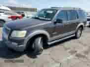 2006 Ford Explorer XLT z VIN 1FMEU73886UB40833, wystawiony jako Copart lot #67680445 z przebiegiem 246 015 mil mil oraz Szkoda całkowita • Salvage title. Historia ofert i sprzedaży dostępna na DreamBid. Obrazek 1.