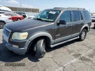 2006 Ford Explorer XLT z VIN 1FMEU73886UB40833, wystawiony jako Copart lot #67680445 z przebiegiem 246 015 mil mil oraz Szkoda całkowita • Salvage title. Historia ofert i sprzedaży dostępna na DreamBid. Obrazek 1.