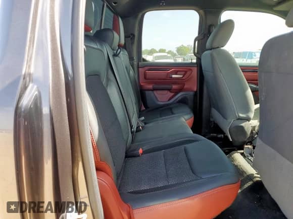 2019 Ram 1500 Rebel z VIN 1C6SRFET7KN871348, wystawiony jako Copart lot #64428815 z przebiegiem Nie podano mil oraz Czysty tytuł • Clean title. Historia ofert i sprzedaży dostępna na DreamBid. Obrazek 10.