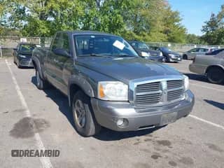 2006 Dodge Dakota SLT z VIN 1D7HE42KX6S560010, wystawiony jako IAAI lot #43198380 z przebiegiem 135 471 mil mil oraz . Historia ofert i sprzedaży dostępna na DreamBid. Obrazek 1.