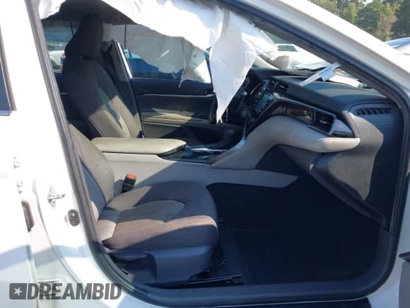 2020 Toyota Camry LE z VIN 4T1C11AKXLU922557, wystawiony jako IAAI lot #43231937 z przebiegiem 99 903 mil mil oraz . Historia ofert i sprzedaży dostępna na DreamBid. Obrazek 5.