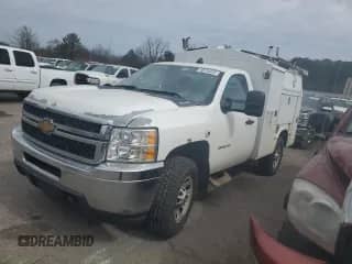 2012 Chevrolet Silverado 3500HD Work Truck z VIN 1GB3CZCG3CF192117, wystawiony jako Copart lot #50023935 z przebiegiem 165 366 mil mil oraz Czysty tytuł • Clean title. Historia ofert i sprzedaży dostępna na DreamBid. Obrazek 1.