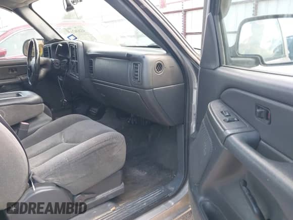 2005 Chevrolet Silverado 1500 LS z VIN 2GCEC13T751140812, wystawiony jako IAAI lot #43263673 z przebiegiem 306 425 mil mil oraz . Historia ofert i sprzedaży dostępna na DreamBid. Obrazek 5.