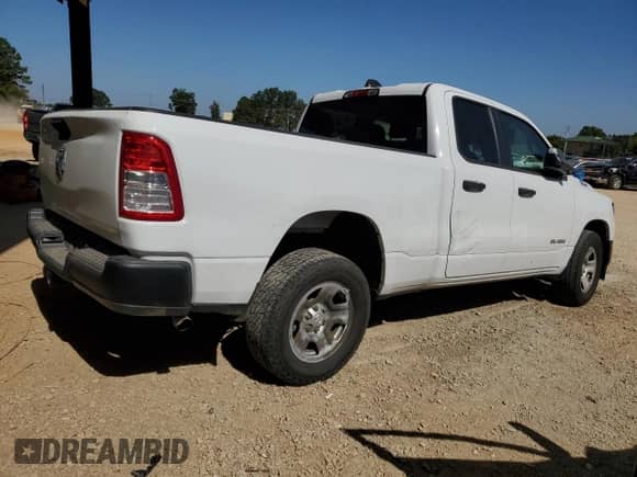 2020 Ram 1500 Tradesman z VIN 1C6SRECG1LN386169, wystawiony jako Copart lot #75056974 z przebiegiem 81 864 mil mil oraz Szkoda całkowita • Salvage title. Historia ofert i sprzedaży dostępna na DreamBid. Obrazek 3.